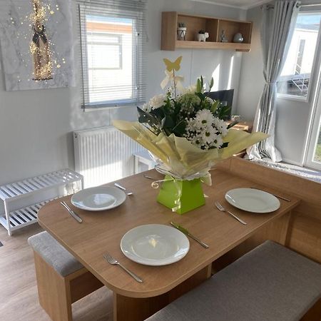 Stylish 3 Bedroom Caravan Near The Beach Walton-on-the-Naze Exterior photo