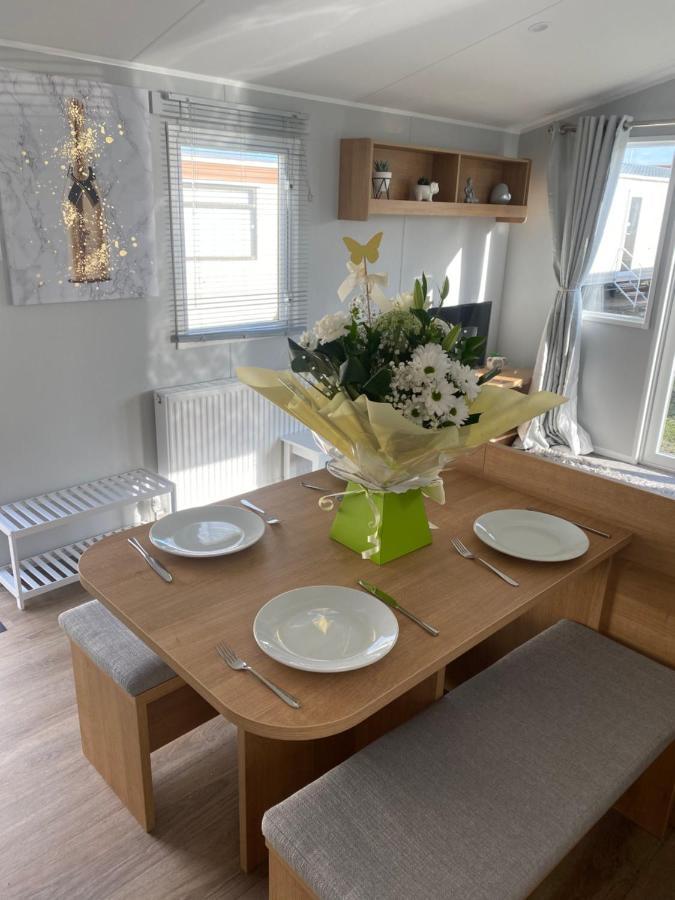 Stylish 3 Bedroom Caravan Near The Beach Walton-on-the-Naze Exterior photo