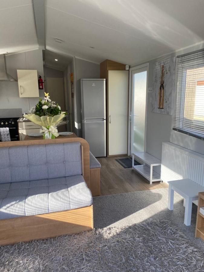 Stylish 3 Bedroom Caravan Near The Beach Walton-on-the-Naze Exterior photo