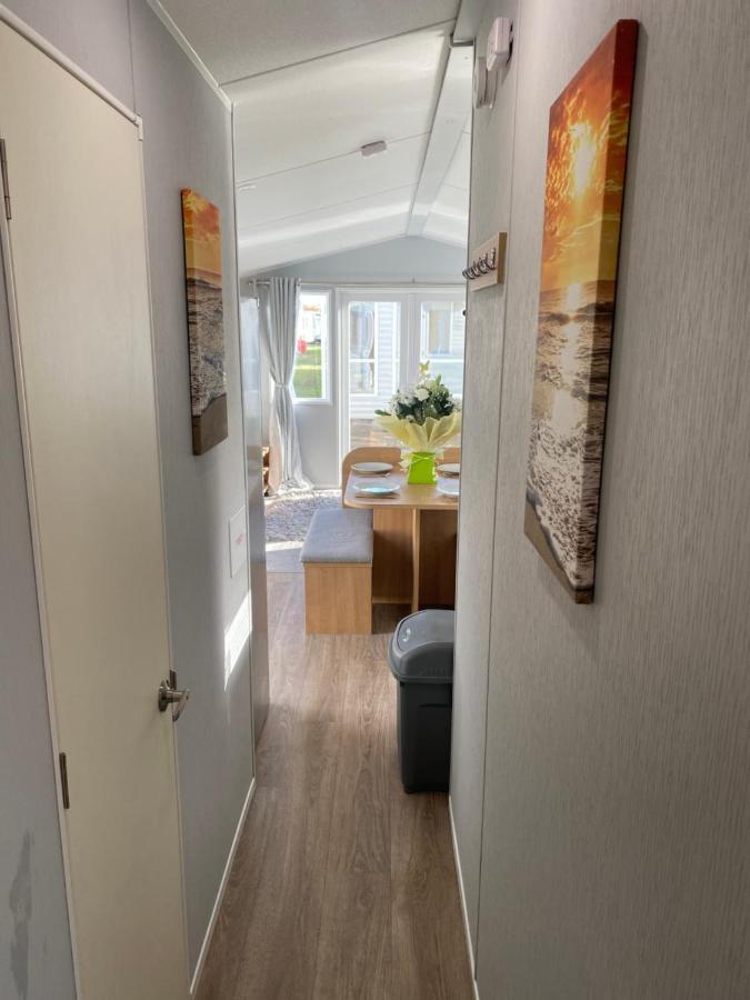 Stylish 3 Bedroom Caravan Near The Beach Walton-on-the-Naze Exterior photo